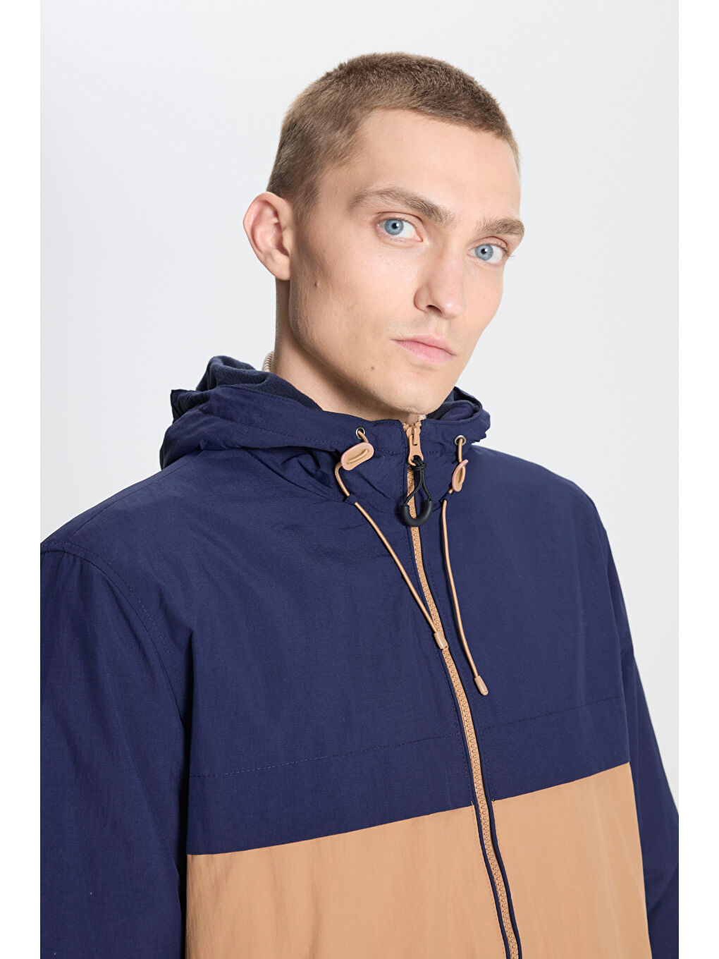 Erkek Lacivert-Vizon Standart Fit Normal Kesim Dik Yaka Soğuk Geçirmez İçi Polarlı Kapüşonlu Mont-3