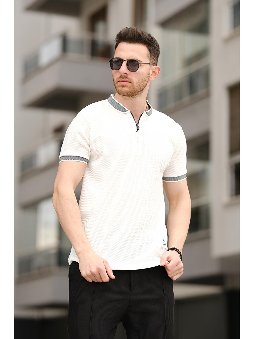 Beyaz Petek Desen Fermuarlı Kolej Yaka Erkek Tişört-1