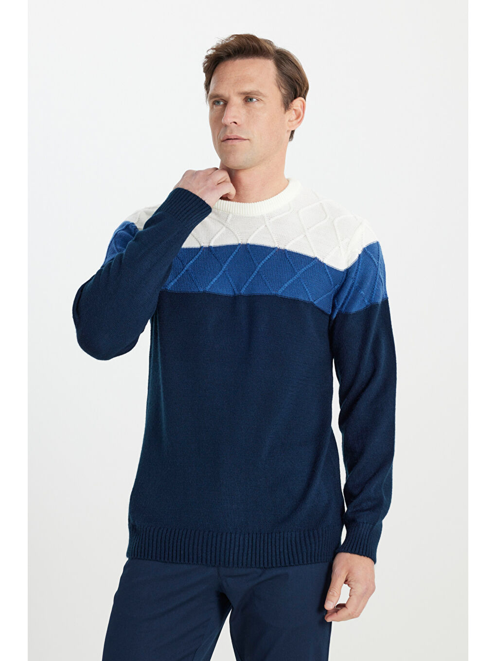 Erkek Ekru-Lacivert Standart Fit Normal Kesim Bisiklet Yaka Colorblock Desenli Triko Kazak