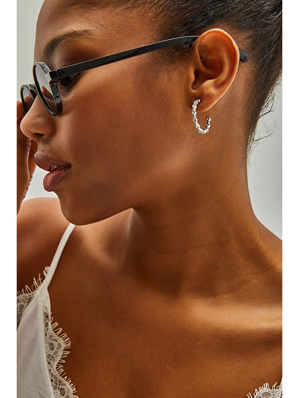 Gri Kadın Aksesuar Minik Taşlı Halka Küpe