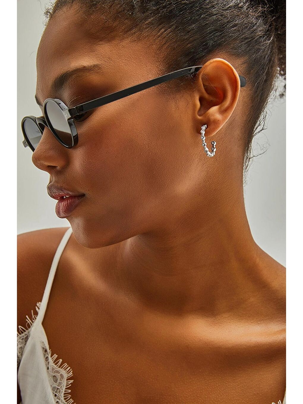 Gri Kadın Aksesuar Minik Taşlı Halka Küpe-1