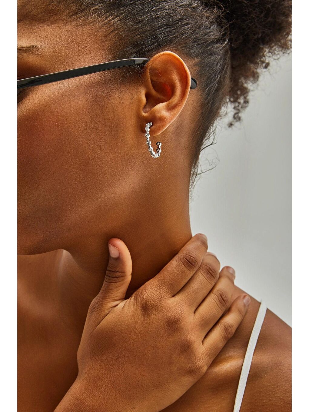 Gri Kadın Aksesuar Minik Taşlı Halka Küpe-2