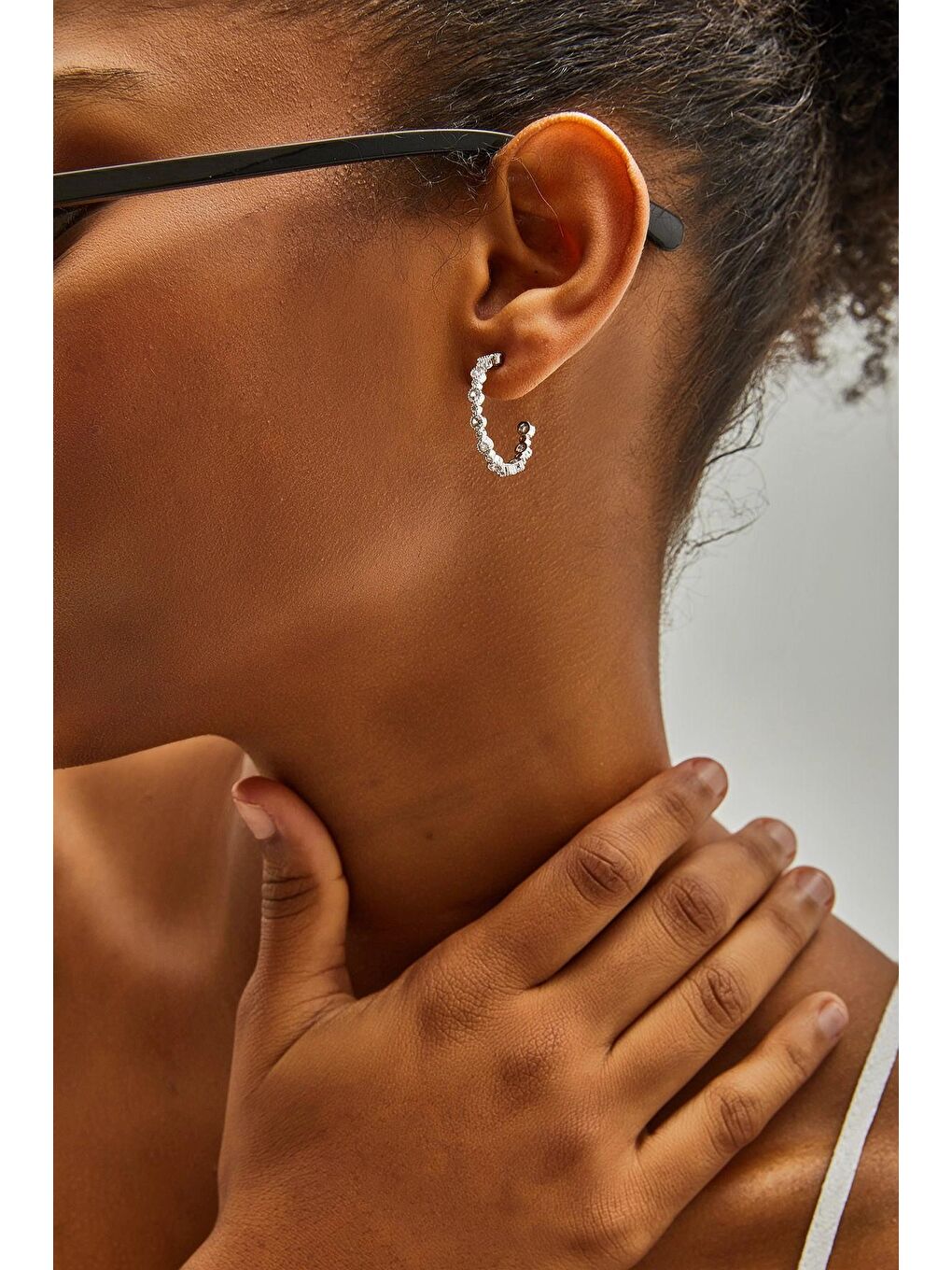 Gri Kadın Aksesuar Minik Taşlı Halka Küpe-3