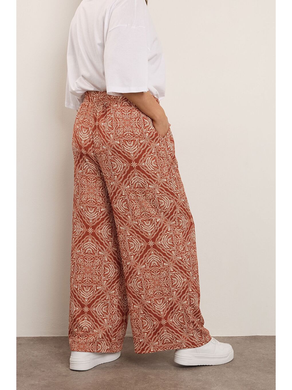 Kahverengi Büyük Beden Beli Lastikli Cepli Geniş Paça Baskılı Pantolon 310293-3