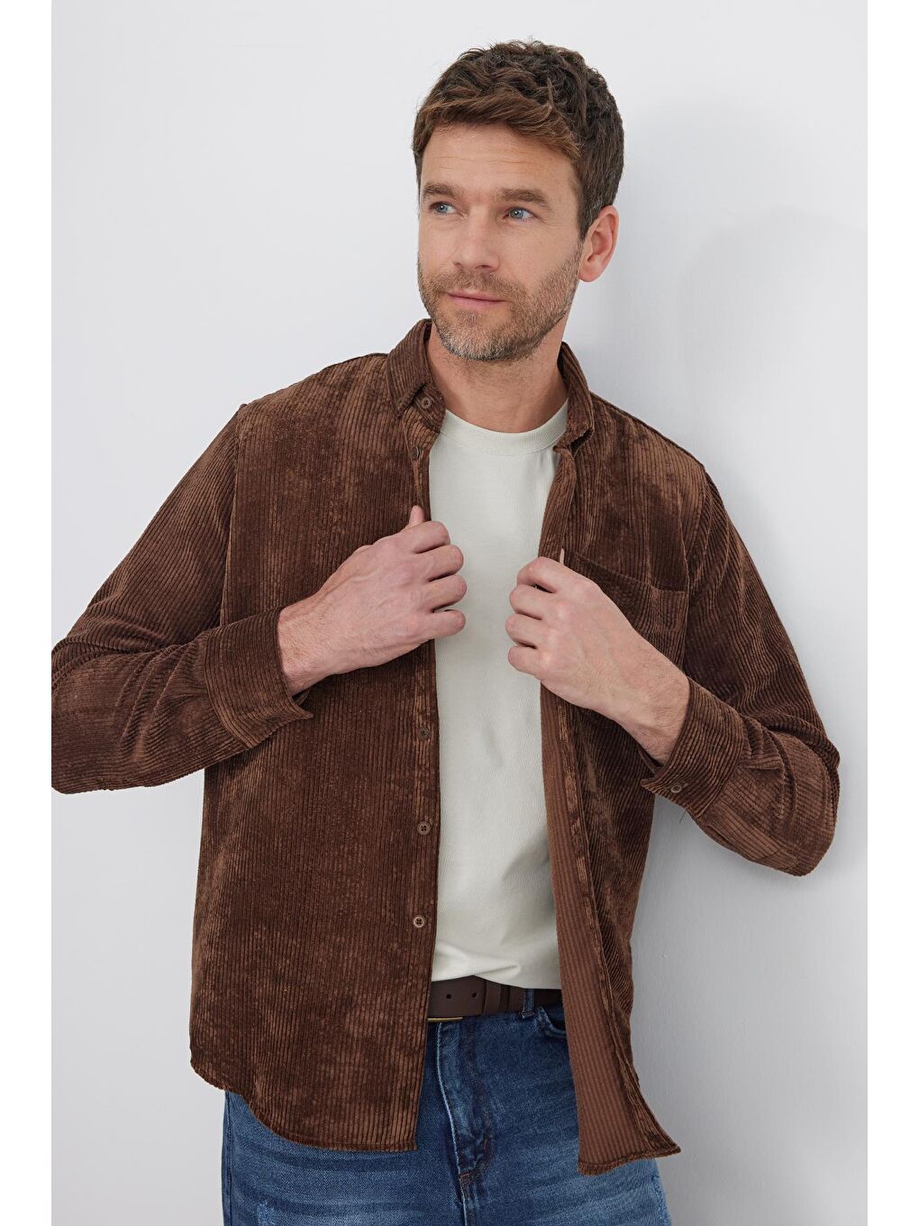 Kahverengi Erkek Regular Fit Rahat Kesim Fitilli Kadife Görünüm Düğmeli Yaka Koyu Kahve Ceket Gömlek-4