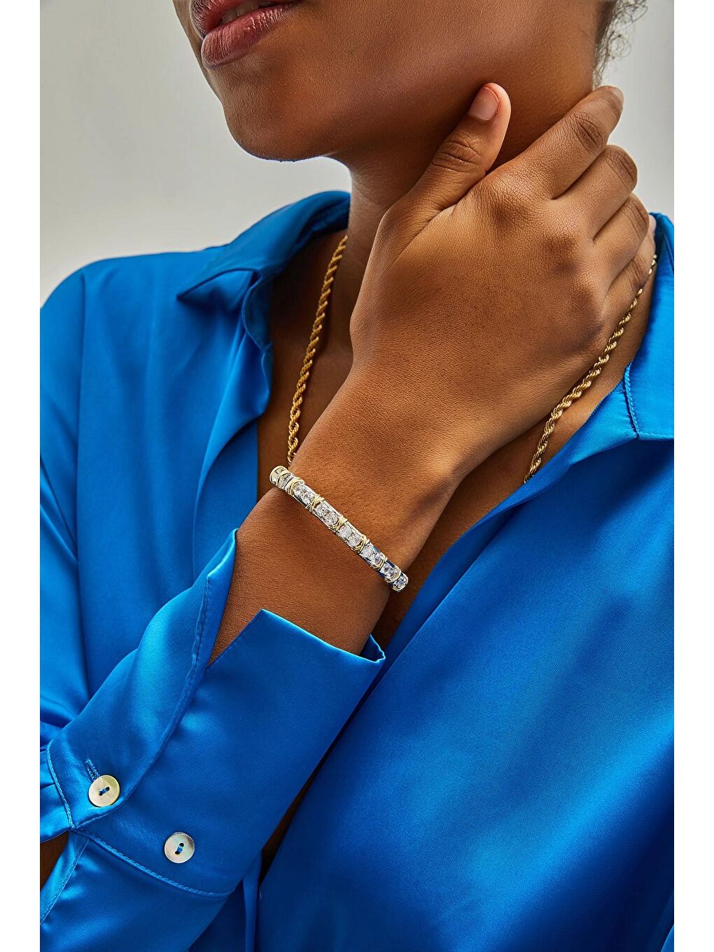 Gri Kadın Aksesuar XOXO Çelik Kelepçe Bileklik-1