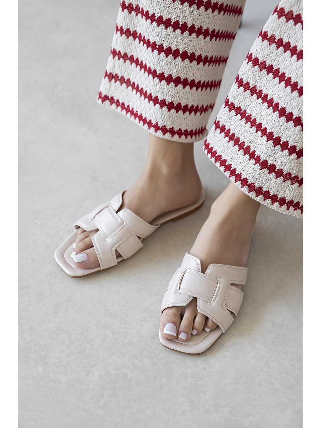 Huxx  Kadın Tek Bant  Günlük Parlak Deri  Terlik Bej