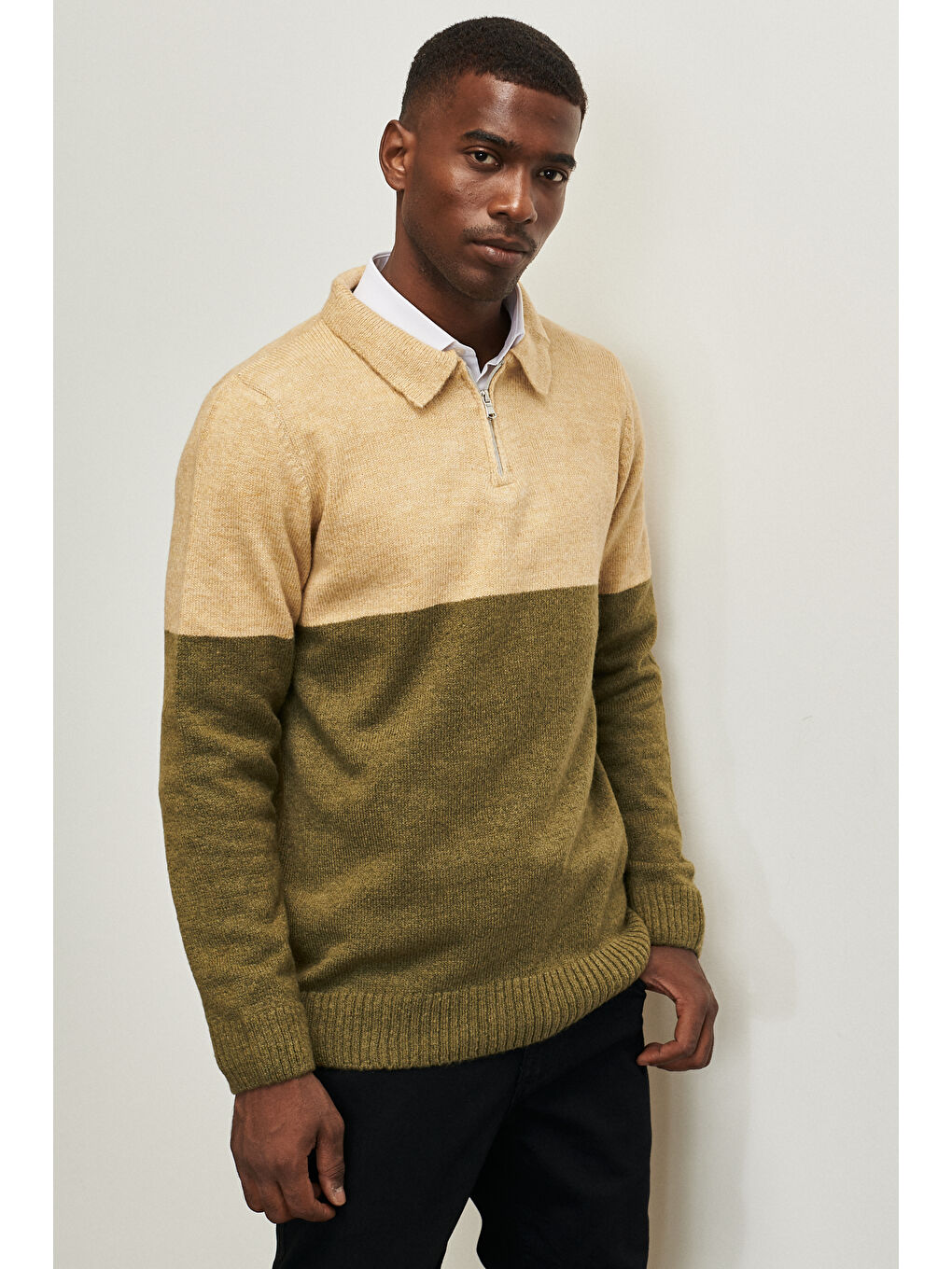 Erkek Bej-Haki Standart Fit Polo Yaka Fermuarlı Yumuşak Dokulu Çizgili Triko