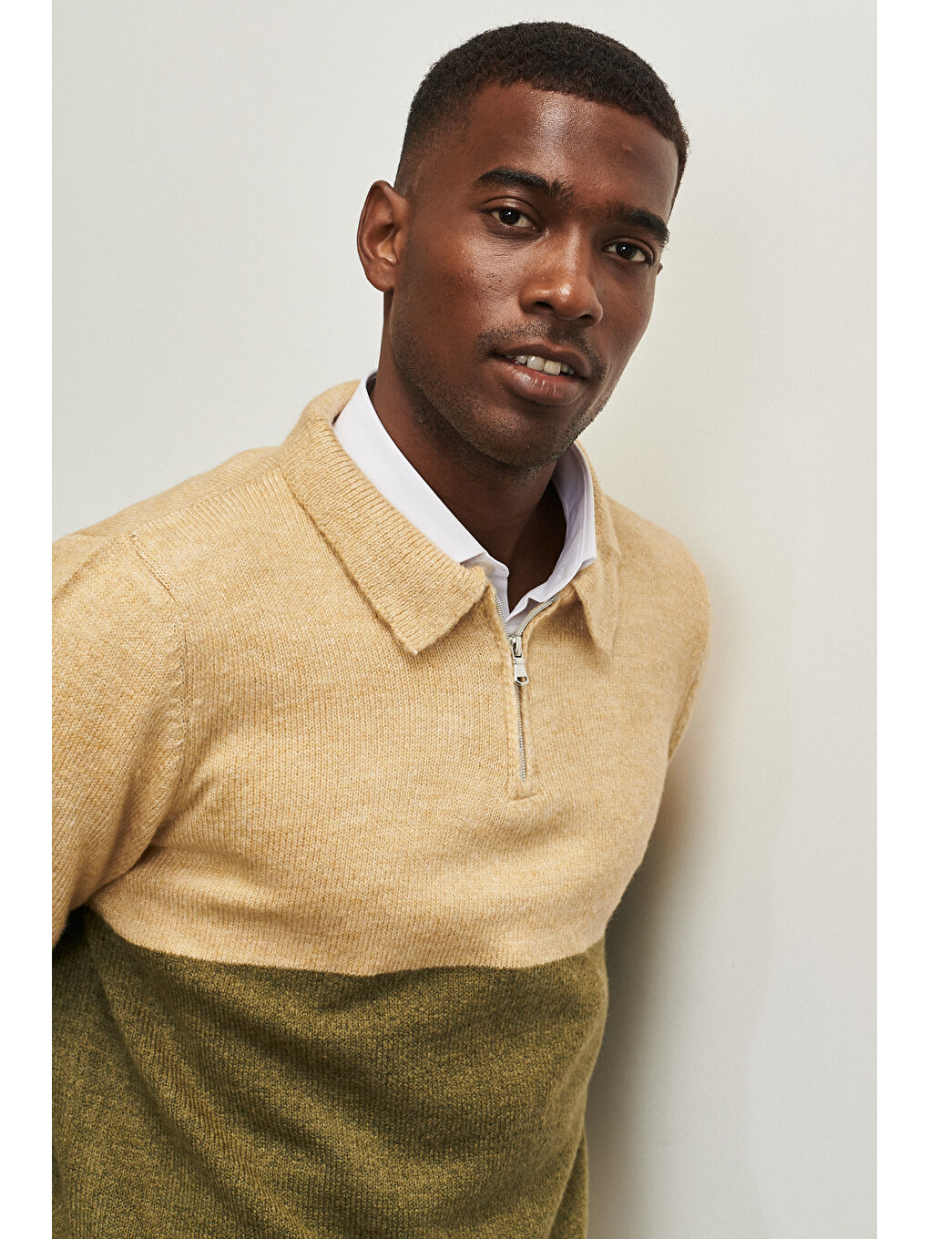 Erkek Bej-Haki Standart Fit Polo Yaka Fermuarlı Yumuşak Dokulu Çizgili Triko-2