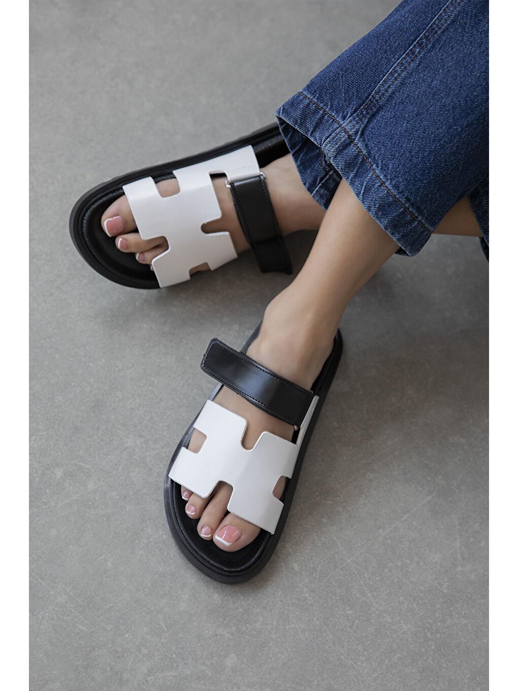 Palmeira  Kadın  Cırt  Bantlı  Deri  Terlik Siyah-Beyaz-1