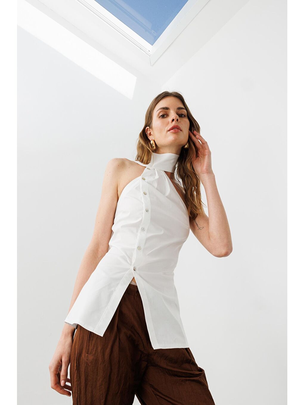 Beyaz Pamuklu Fular Yakalı, Sedef Düğmeli Asimetrik Gömlek