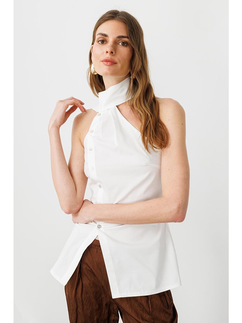 Beyaz Pamuklu Fular Yakalı, Sedef Düğmeli Asimetrik Gömlek-1