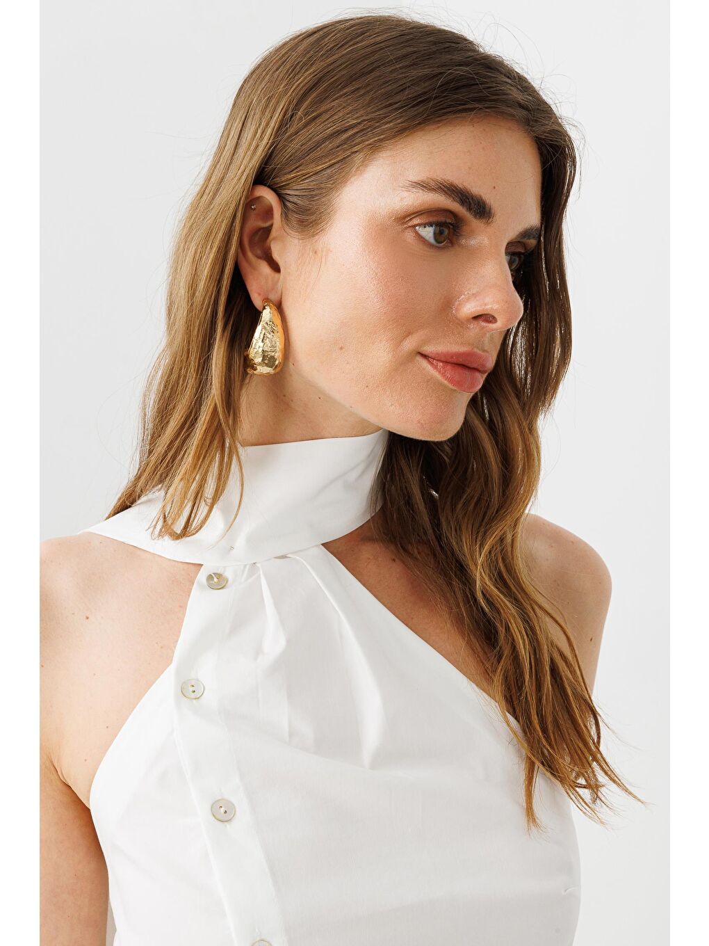 Beyaz Pamuklu Fular Yakalı, Sedef Düğmeli Asimetrik Gömlek-2