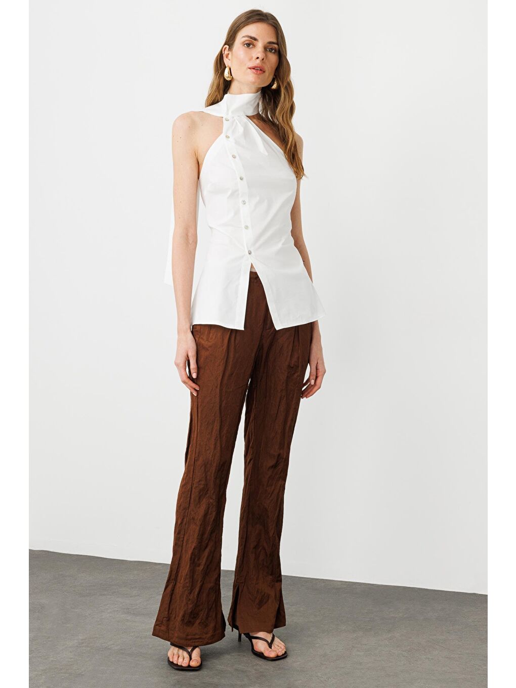 Beyaz Pamuklu Fular Yakalı, Sedef Düğmeli Asimetrik Gömlek-3