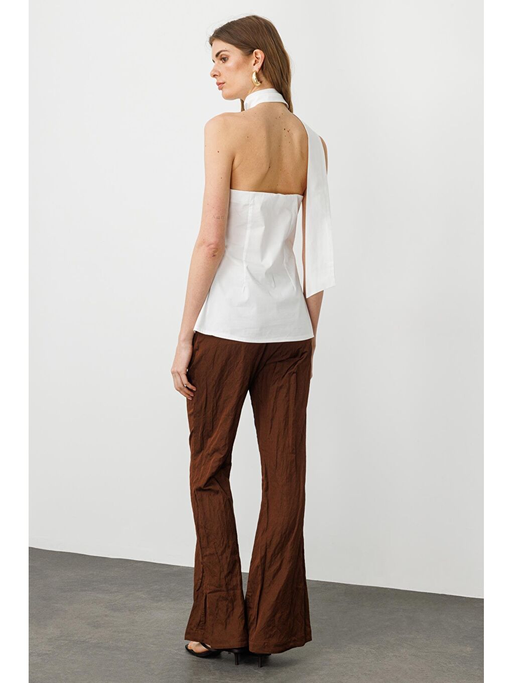 Beyaz Pamuklu Fular Yakalı, Sedef Düğmeli Asimetrik Gömlek-4