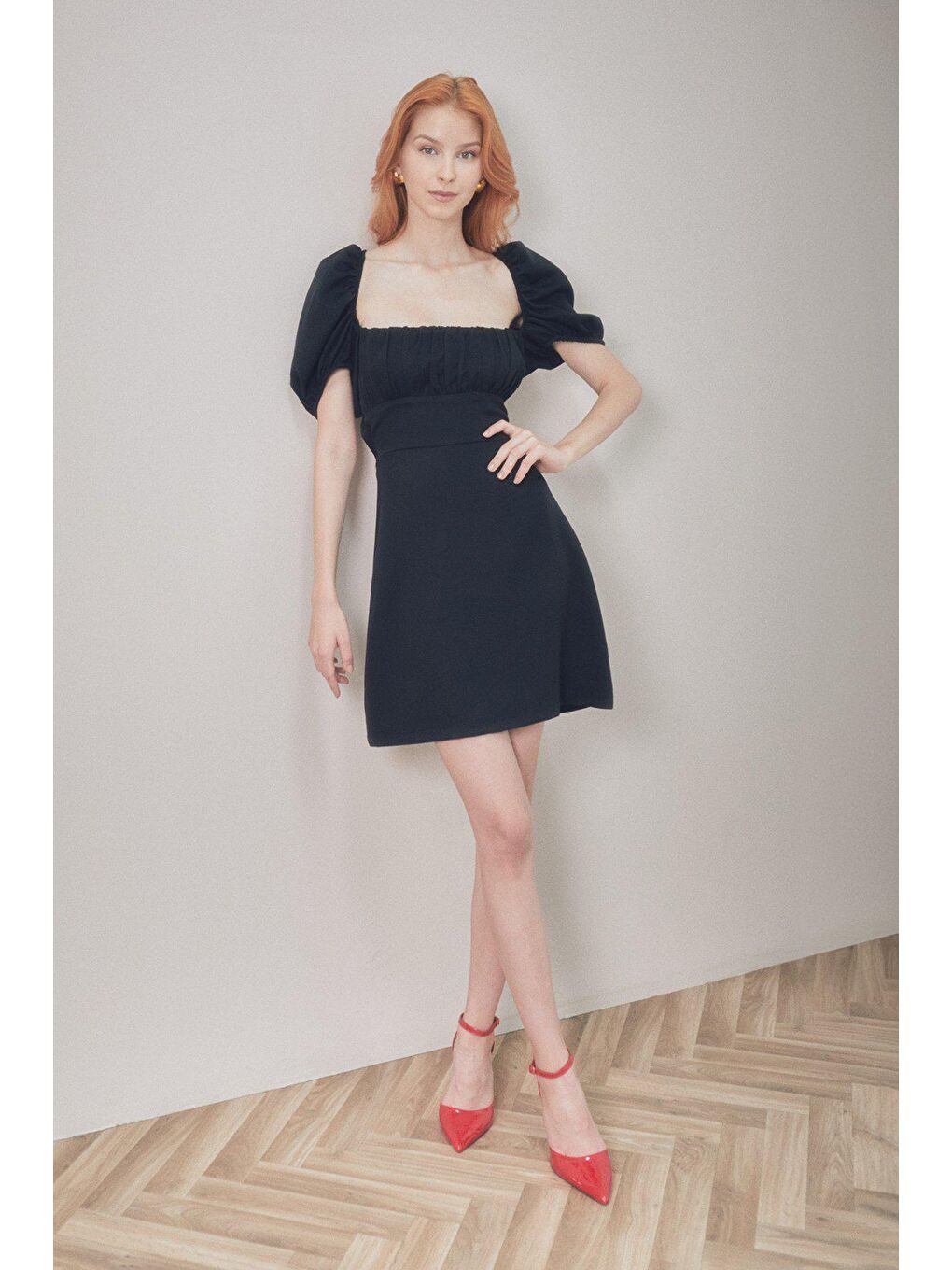 Siyah Kare Yaka Sırt Dekolteli Elbise-1