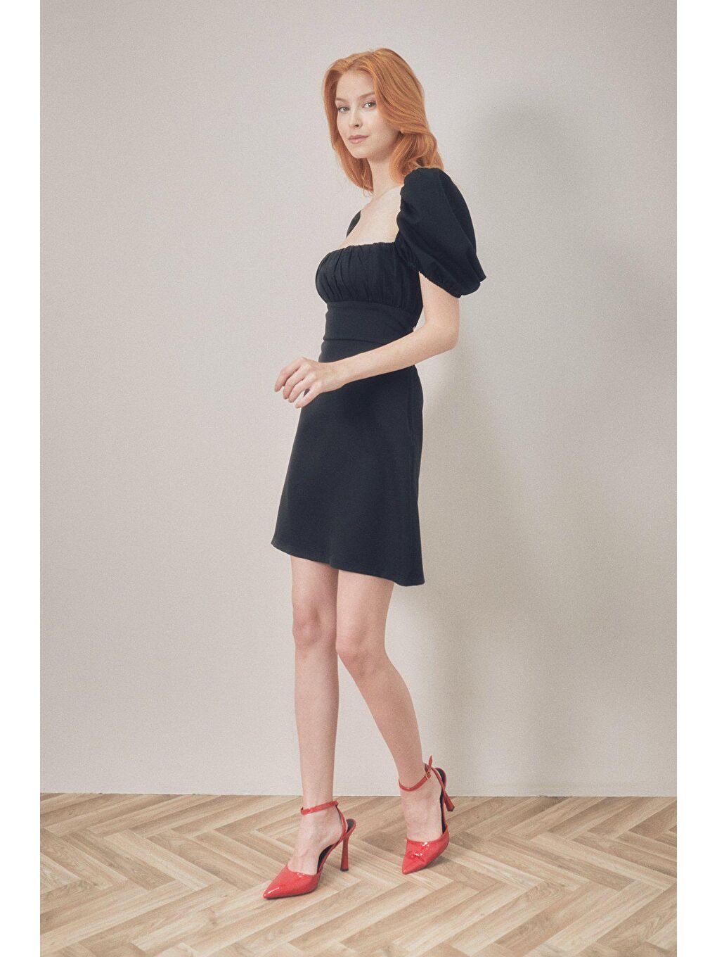 Siyah Kare Yaka Sırt Dekolteli Elbise-2