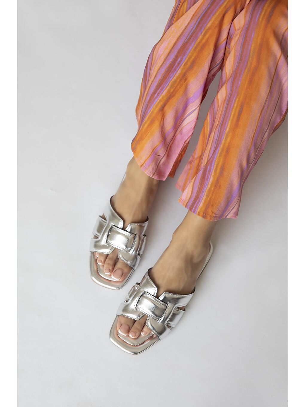 Gri Huxx  Kadın Tek Bant  Günlük Deri Terlik Gümüş-1