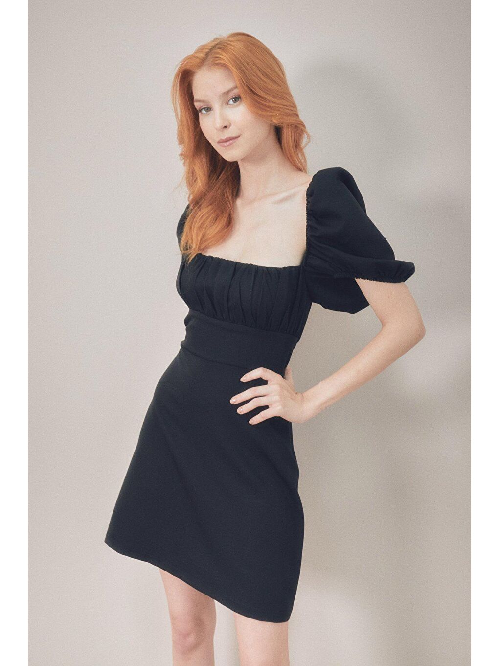 Siyah Kare Yaka Sırt Dekolteli Elbise-3