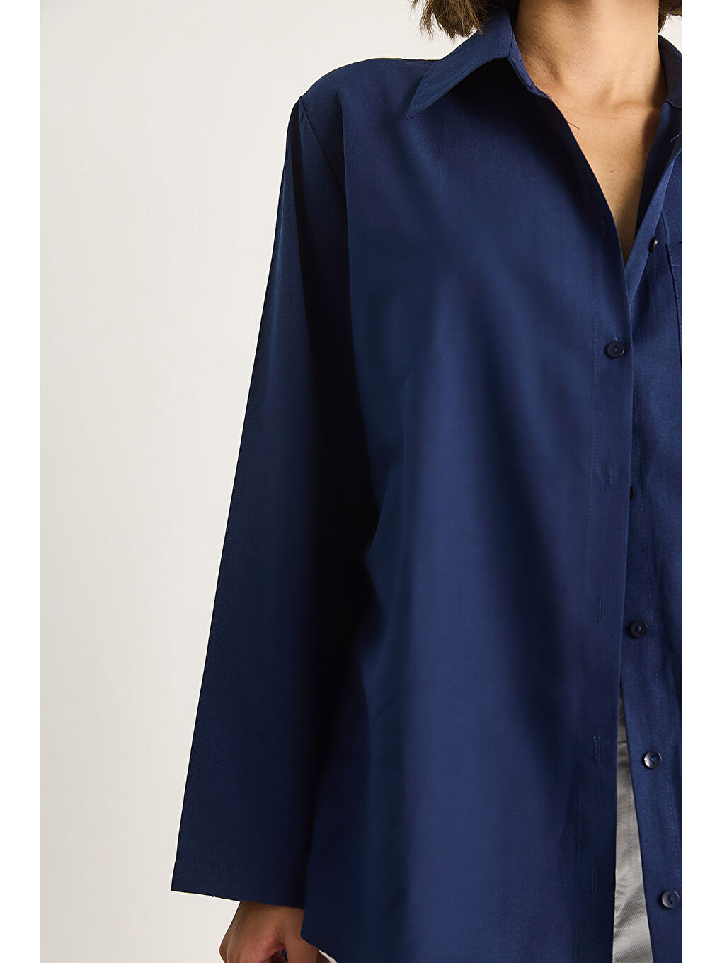 Lacivert Kadın Geniş Kollu Tek Cep Detaylı Oversize Basic Poplin Gömlek-5