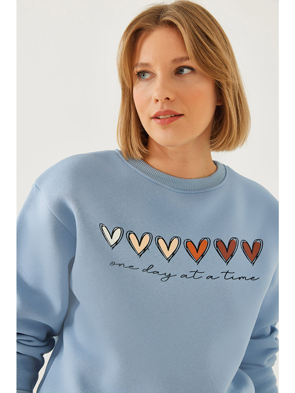 Mavi Kadın Üç İplik Şardonlu Renkli Kalp Baskılı Sweatshirt Mbhs