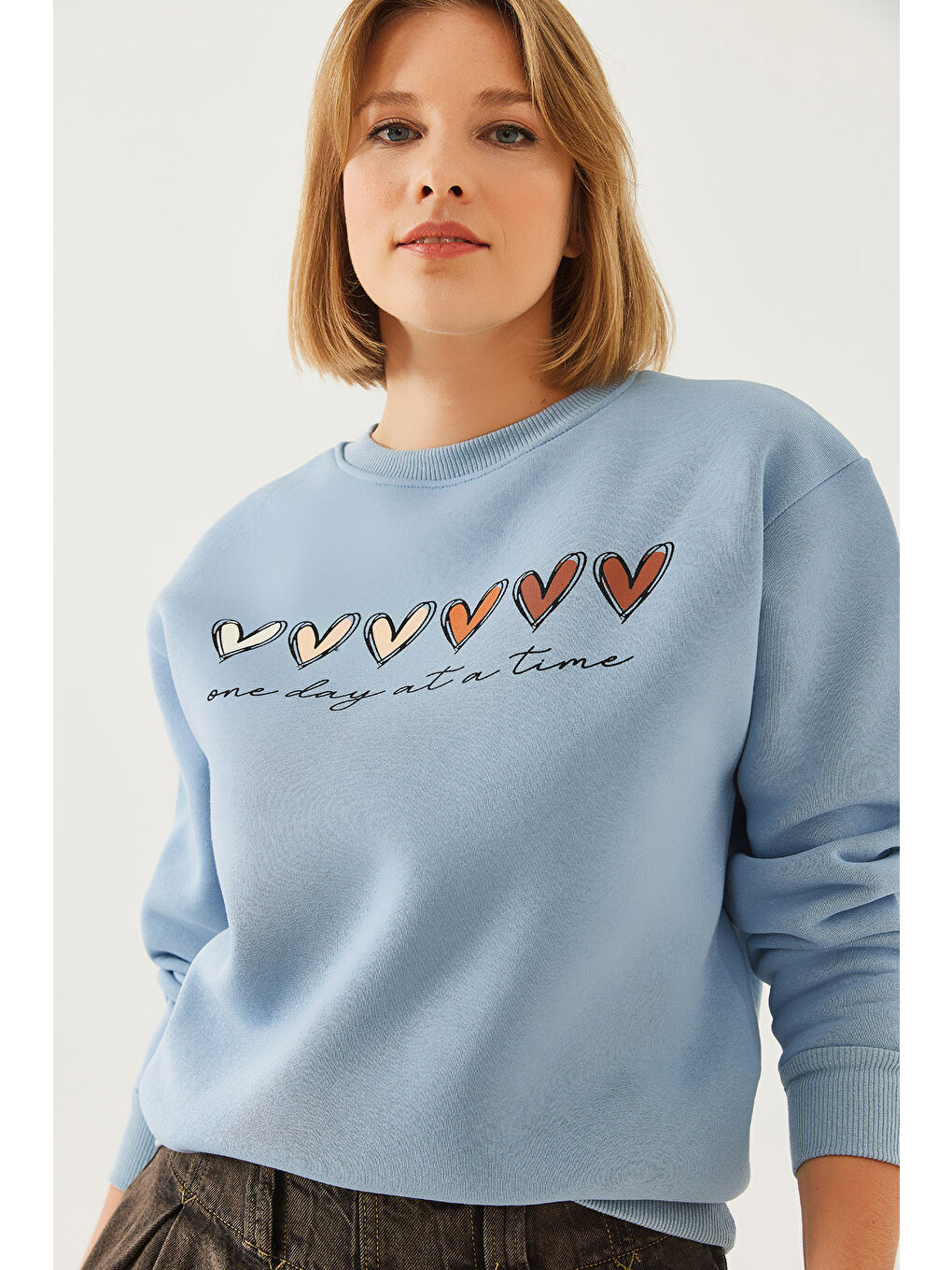 Mavi Kadın Üç İplik Şardonlu Renkli Kalp Baskılı Sweatshirt Mbhs-5