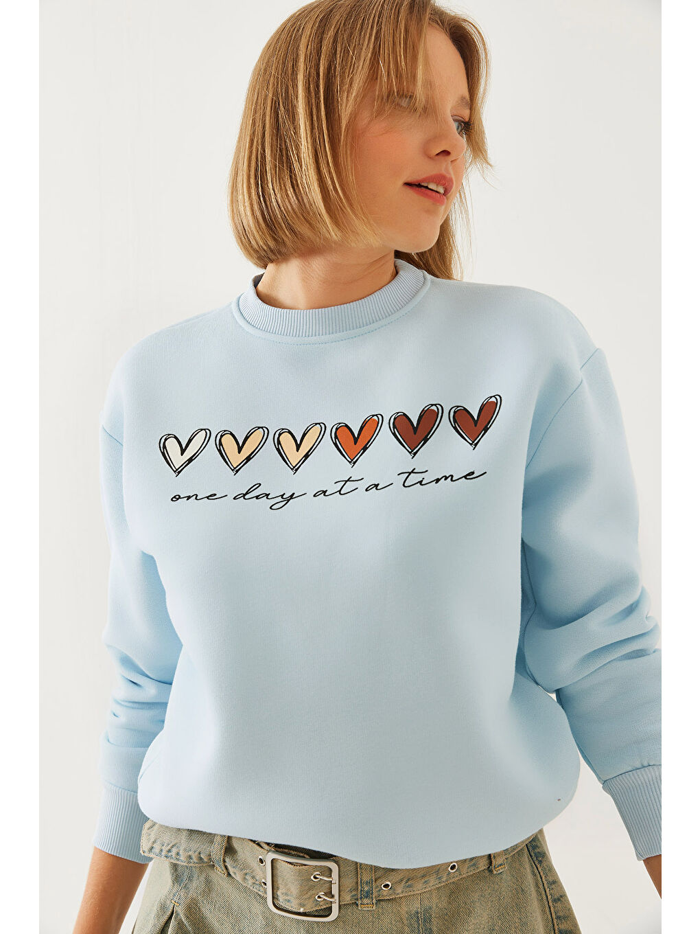 Mavi Kadın Üç İplik Şardonlu Renkli Kalp Baskılı Sweatshirt MBHS