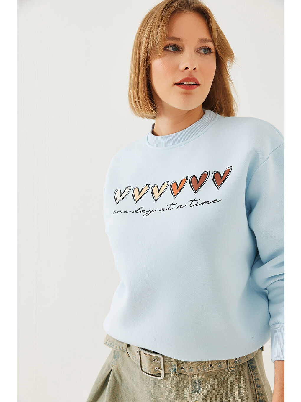 Mavi Kadın Üç İplik Şardonlu Renkli Kalp Baskılı Sweatshirt MBHS-1