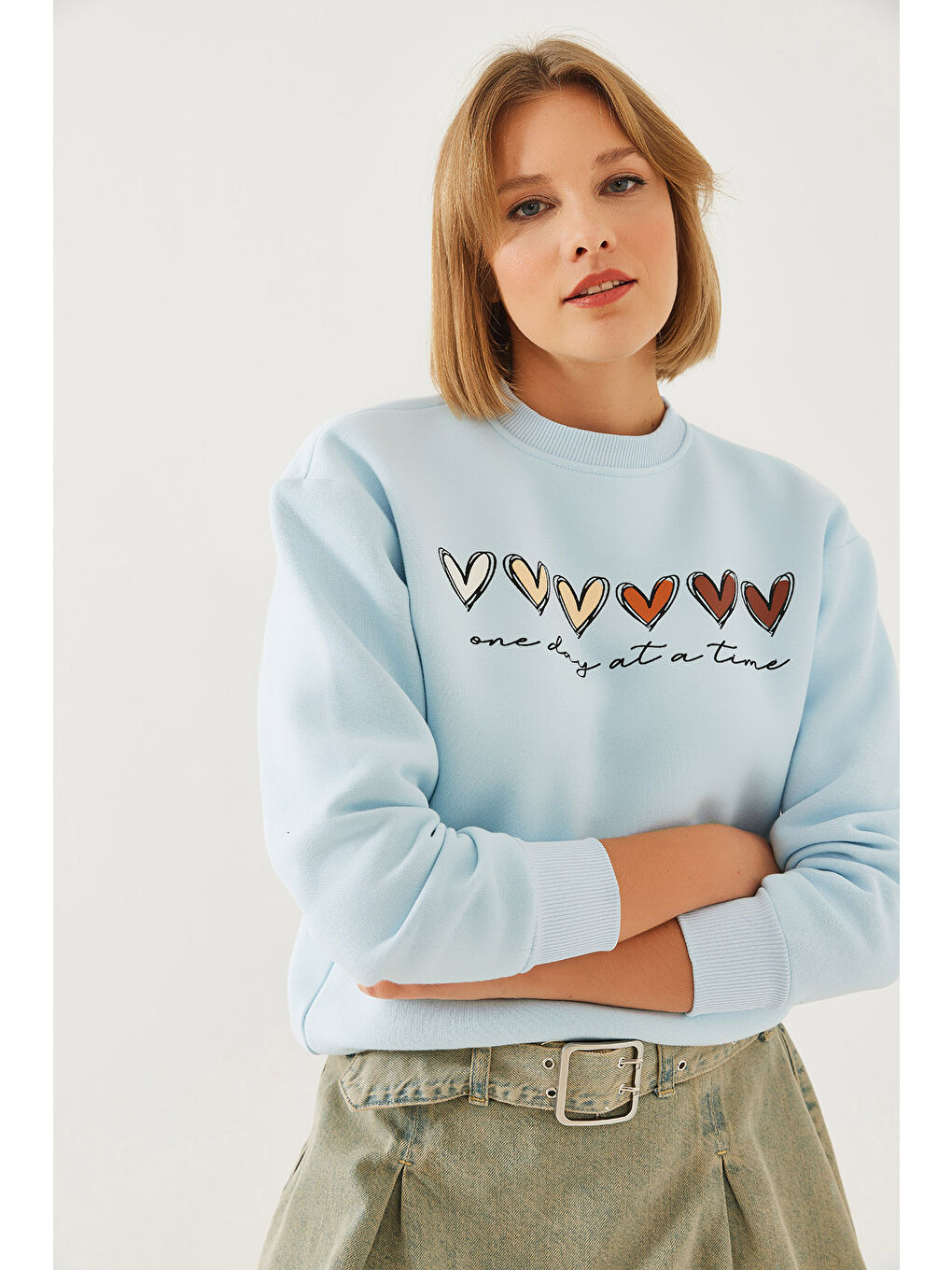 Mavi Kadın Üç İplik Şardonlu Renkli Kalp Baskılı Sweatshirt MBHS-2