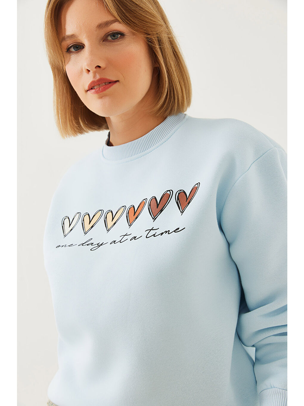 Mavi Kadın Üç İplik Şardonlu Renkli Kalp Baskılı Sweatshirt MBHS-3