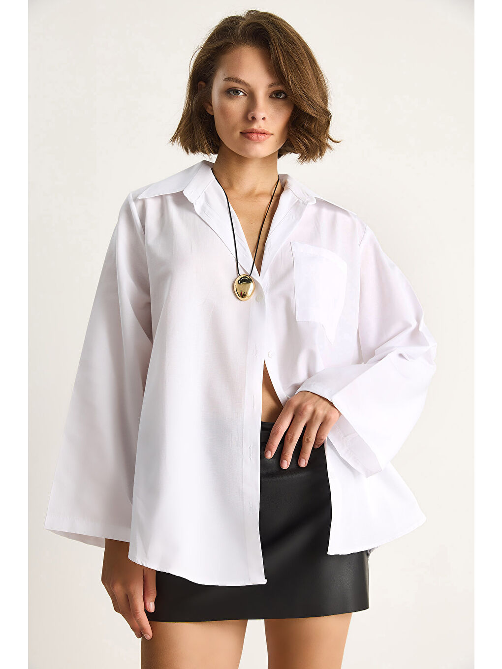 Beyaz Kadın Geniş Kollu Tek Cep Detaylı Oversize Basic Poplin Gömlek