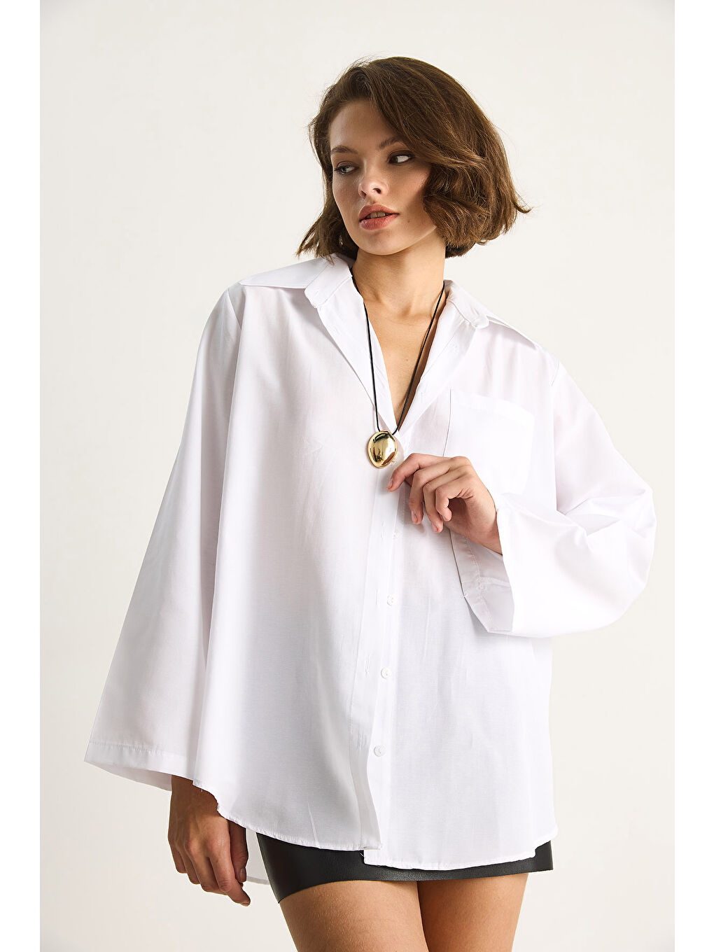 Beyaz Kadın Geniş Kollu Tek Cep Detaylı Oversize Basic Poplin Gömlek-1