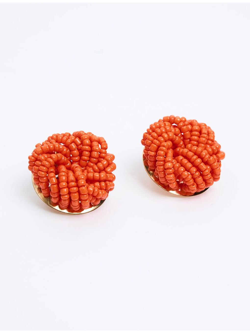 Turuncu Boncuk Detaylı Yuvarlak Küpe