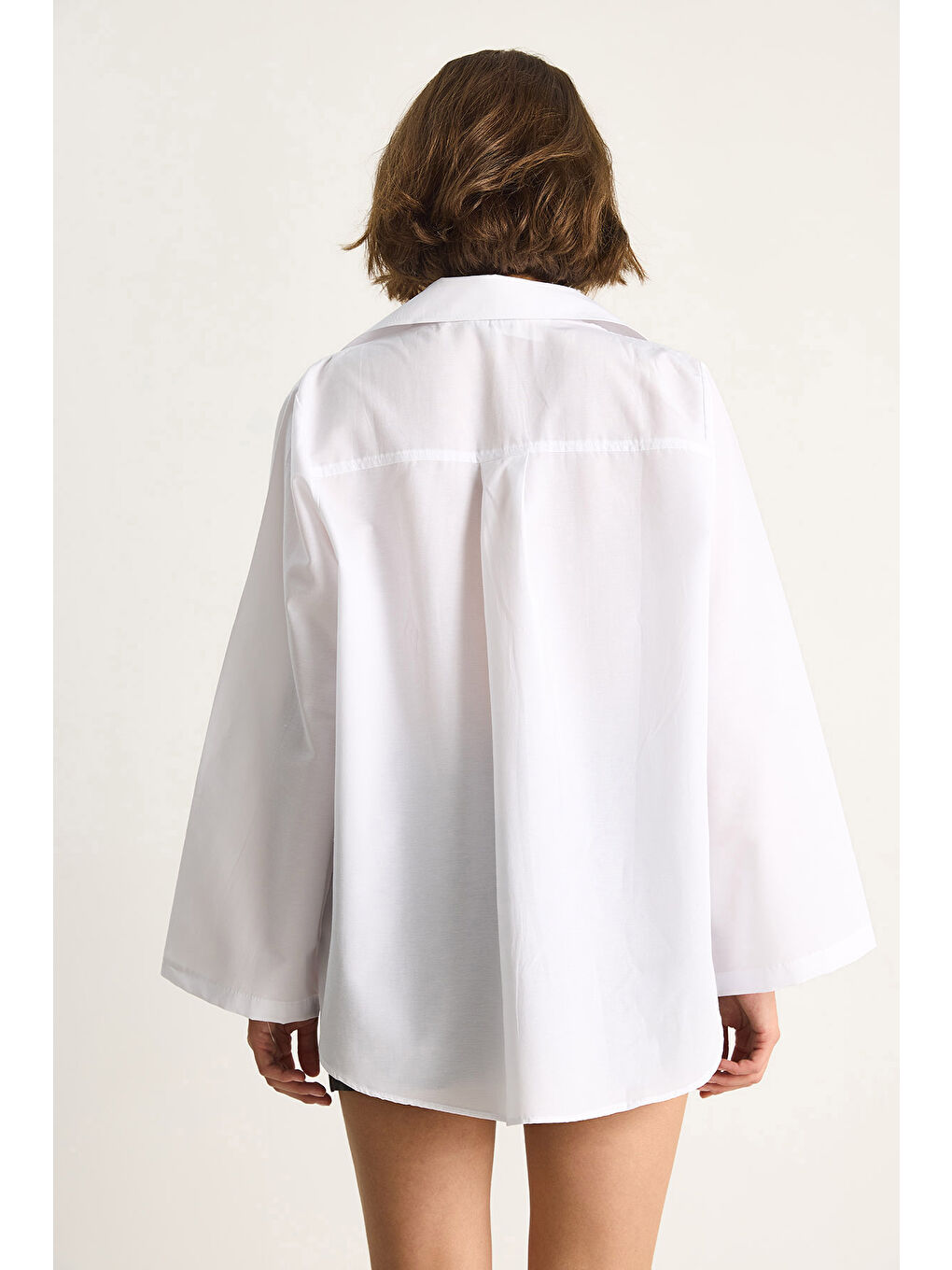 Beyaz Kadın Geniş Kollu Tek Cep Detaylı Oversize Basic Poplin Gömlek-6