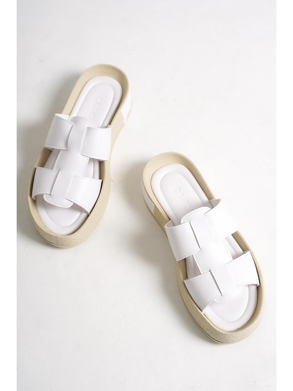 Beyaz Gladyatör Çift Bant Renkli Detaylı Dolgu Topuk Kadın Terlik