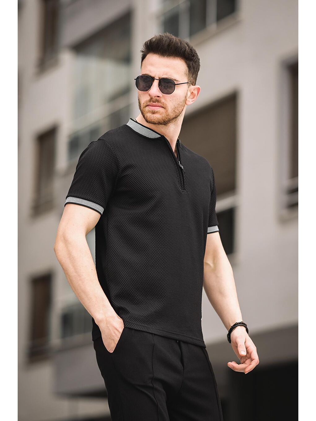 Siyah Petek Desen Fermuarlı Kolej Yaka Erkek Tişört-1