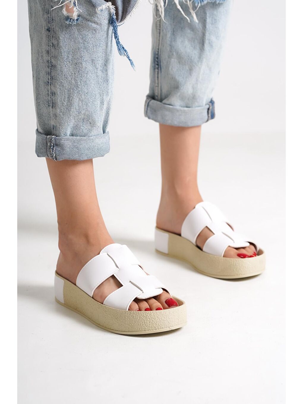Beyaz Gladyatör Çift Bant Renkli Detaylı Dolgu Topuk Kadın Terlik-3