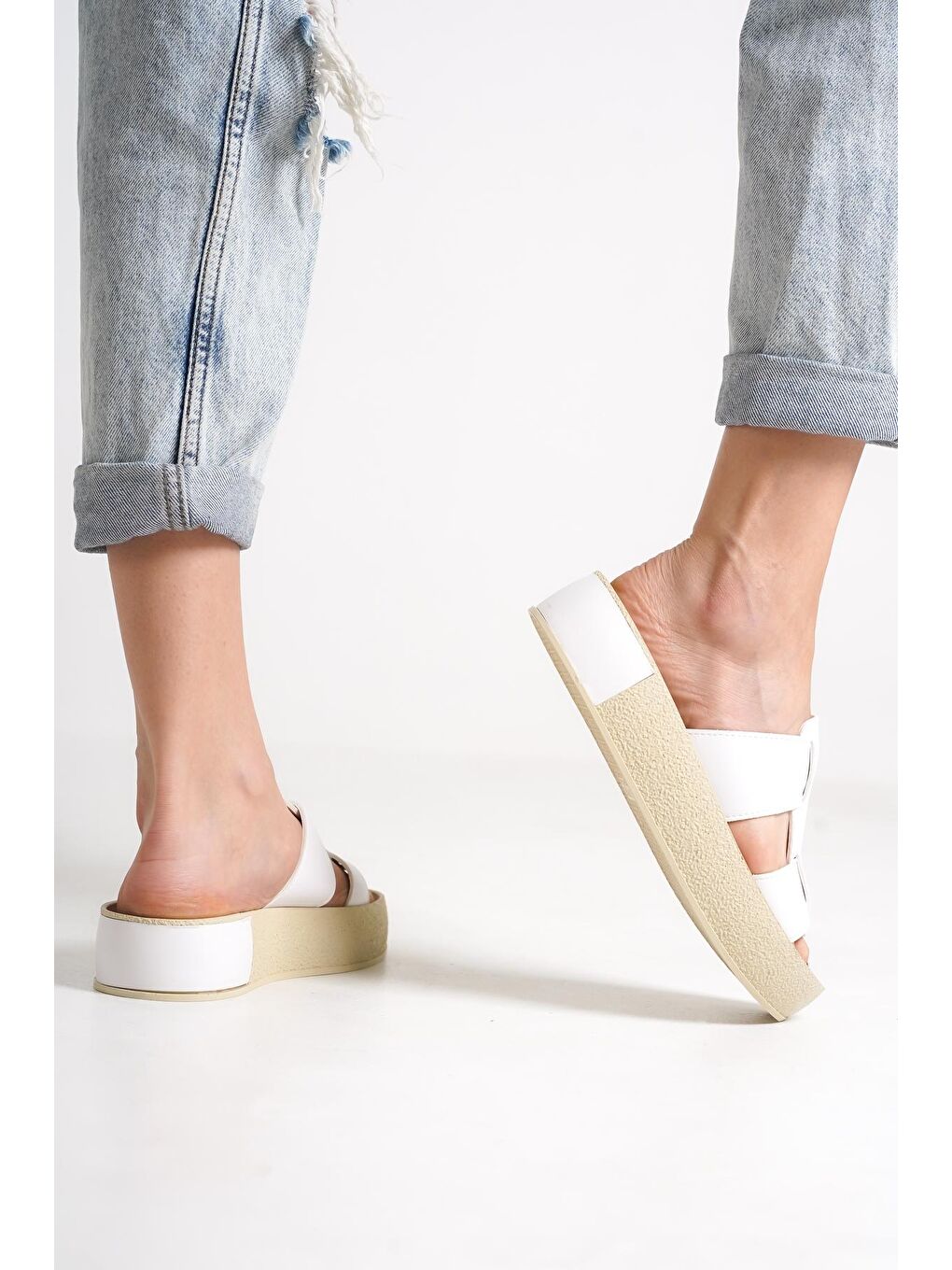 Beyaz Gladyatör Çift Bant Renkli Detaylı Dolgu Topuk Kadın Terlik-4