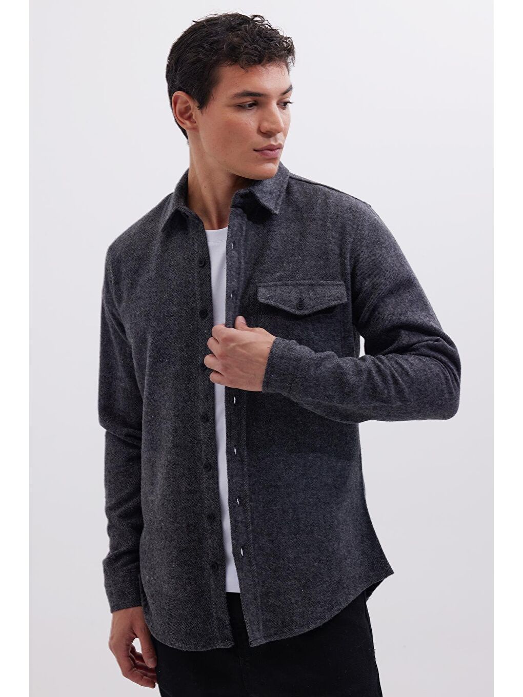 Erkek Slim Fit Tek Cep Kapaklı Düz Oduncu Spor Koyu Gri Gömlek-1