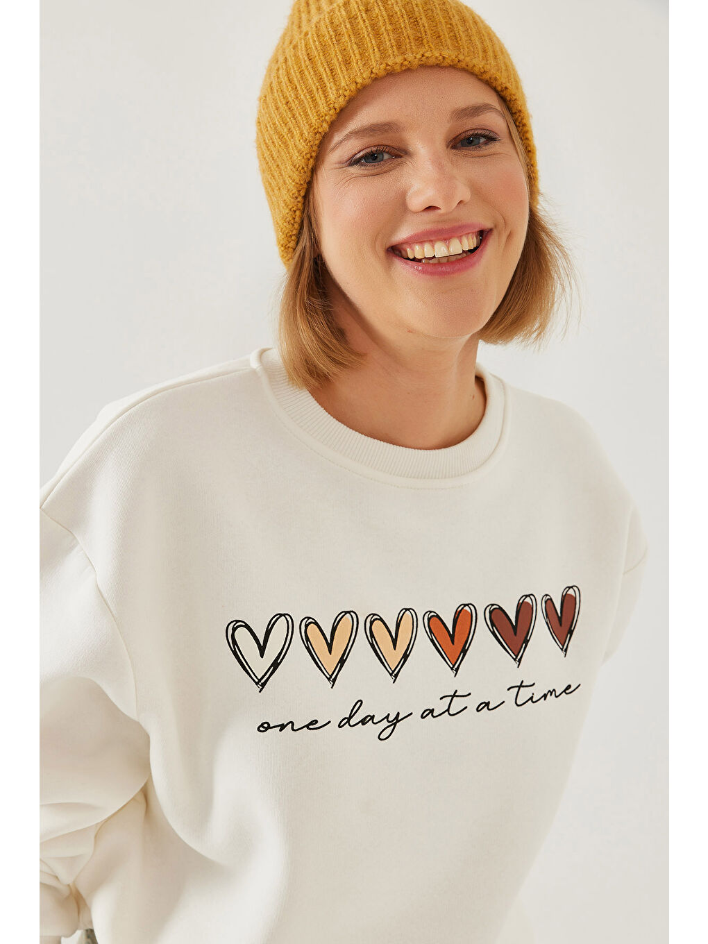 SHADE Ekru Kadın Üç İplik Şardonlu Renkli Kalp Baskılı Sweatshirt Mbhs