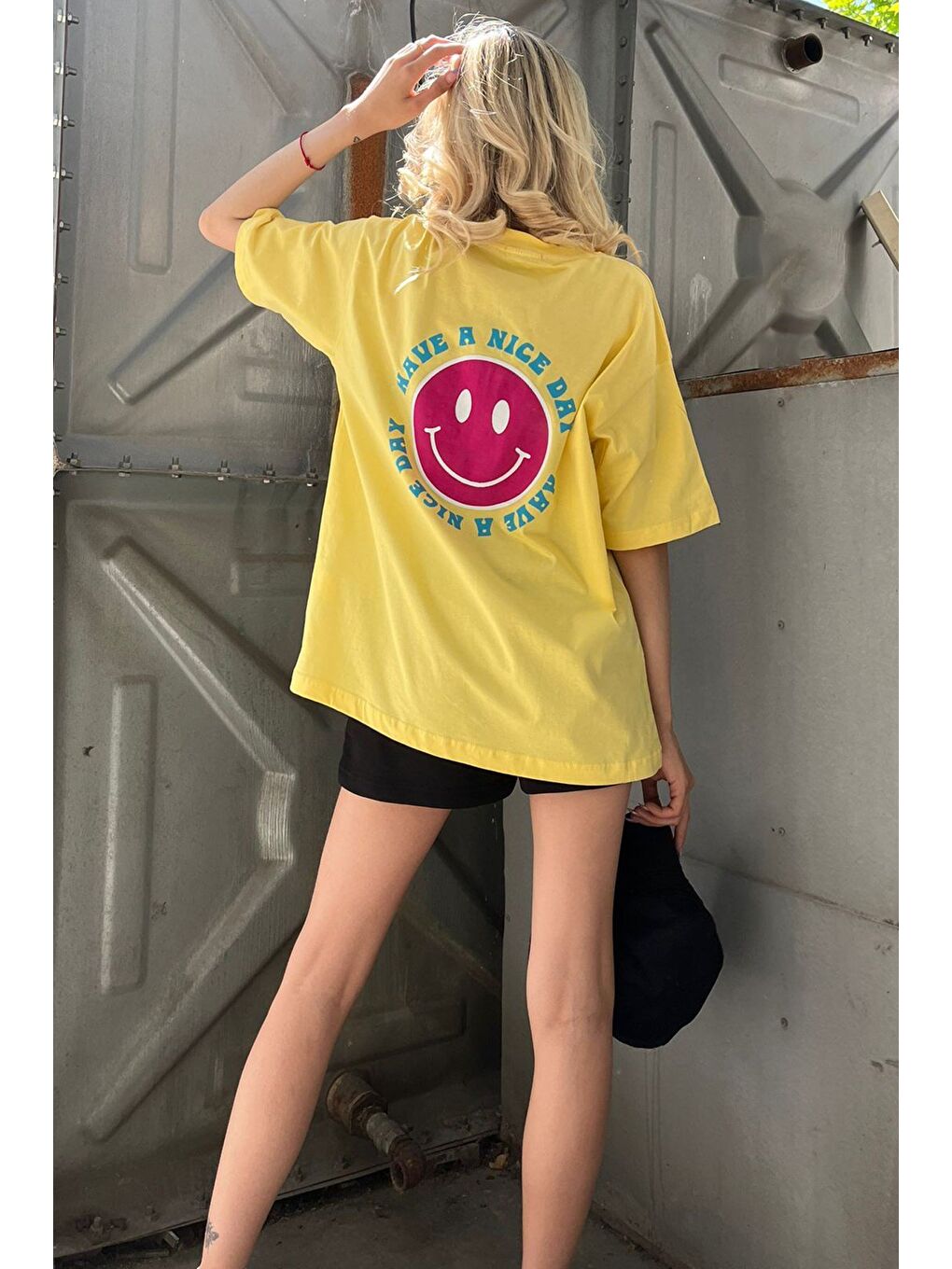 Sarı Arka Baskılı Oversize Yuvarlak Yaka Kadın Tişört