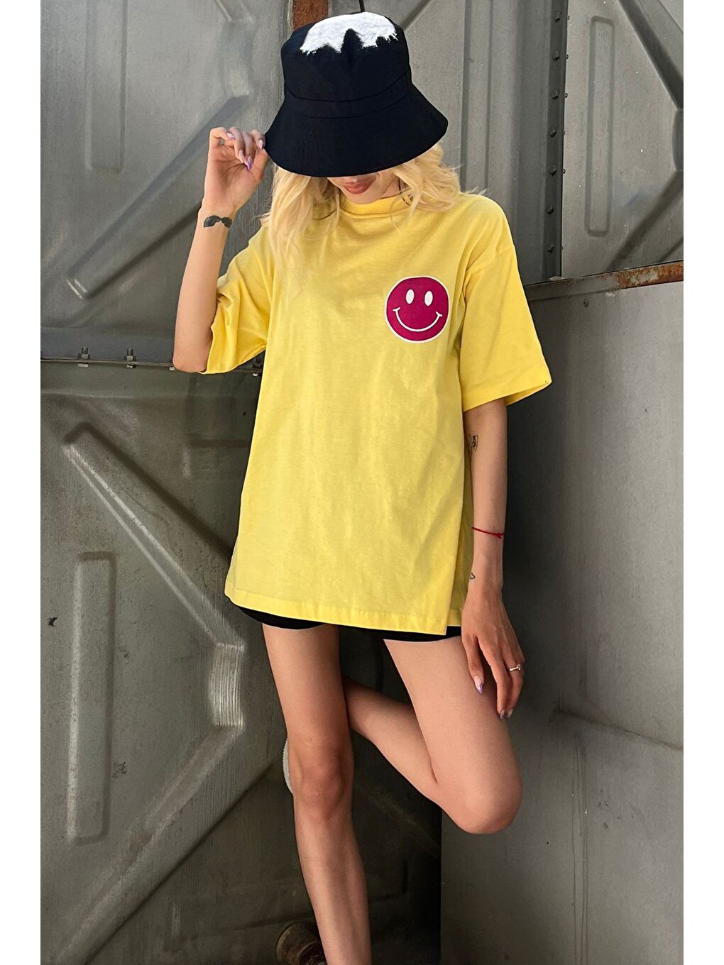 Sarı Arka Baskılı Oversize Yuvarlak Yaka Kadın Tişört-1