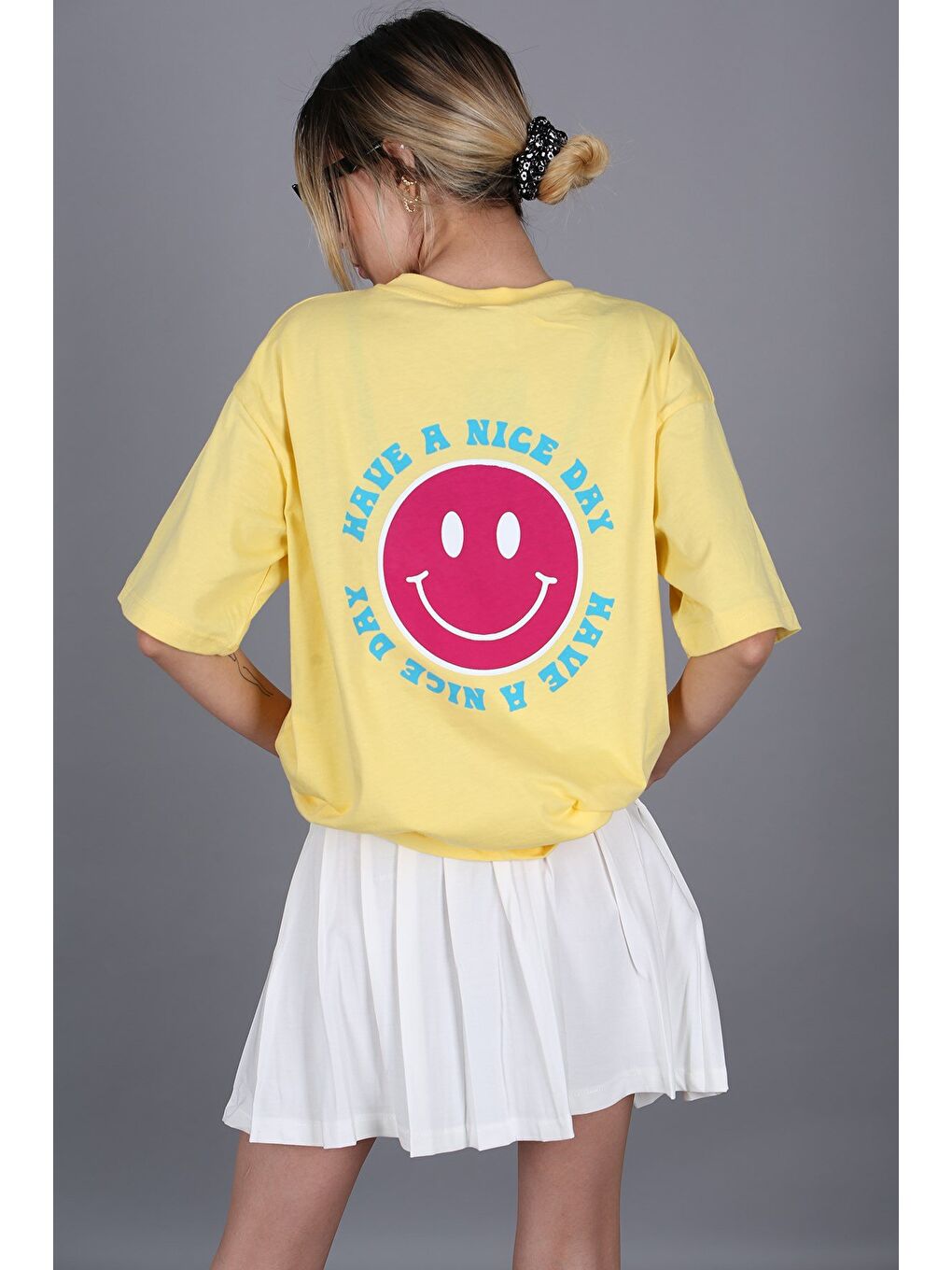 Sarı Arka Baskılı Oversize Yuvarlak Yaka Kadın Tişört-2