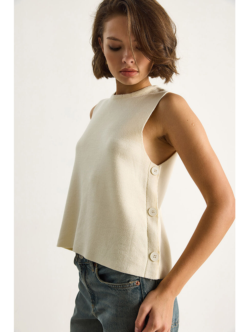 Ekru Kadın Bisiklet Yaka Yandan Düğme Aksesuarlı Örme Bluz-3