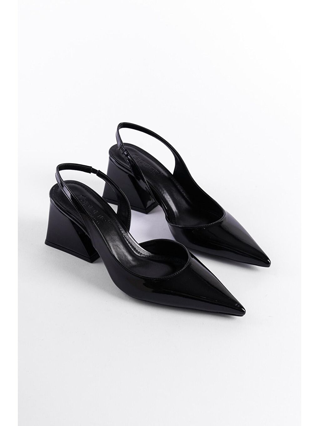 Siyah Arkası Açık Sivri Burunlu Orta Topuklu  Rugan Kadın Ayakkabı