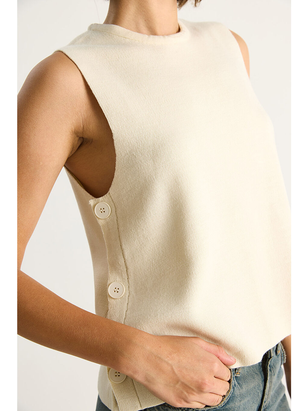 Ekru Kadın Bisiklet Yaka Yandan Düğme Aksesuarlı Örme Bluz-4