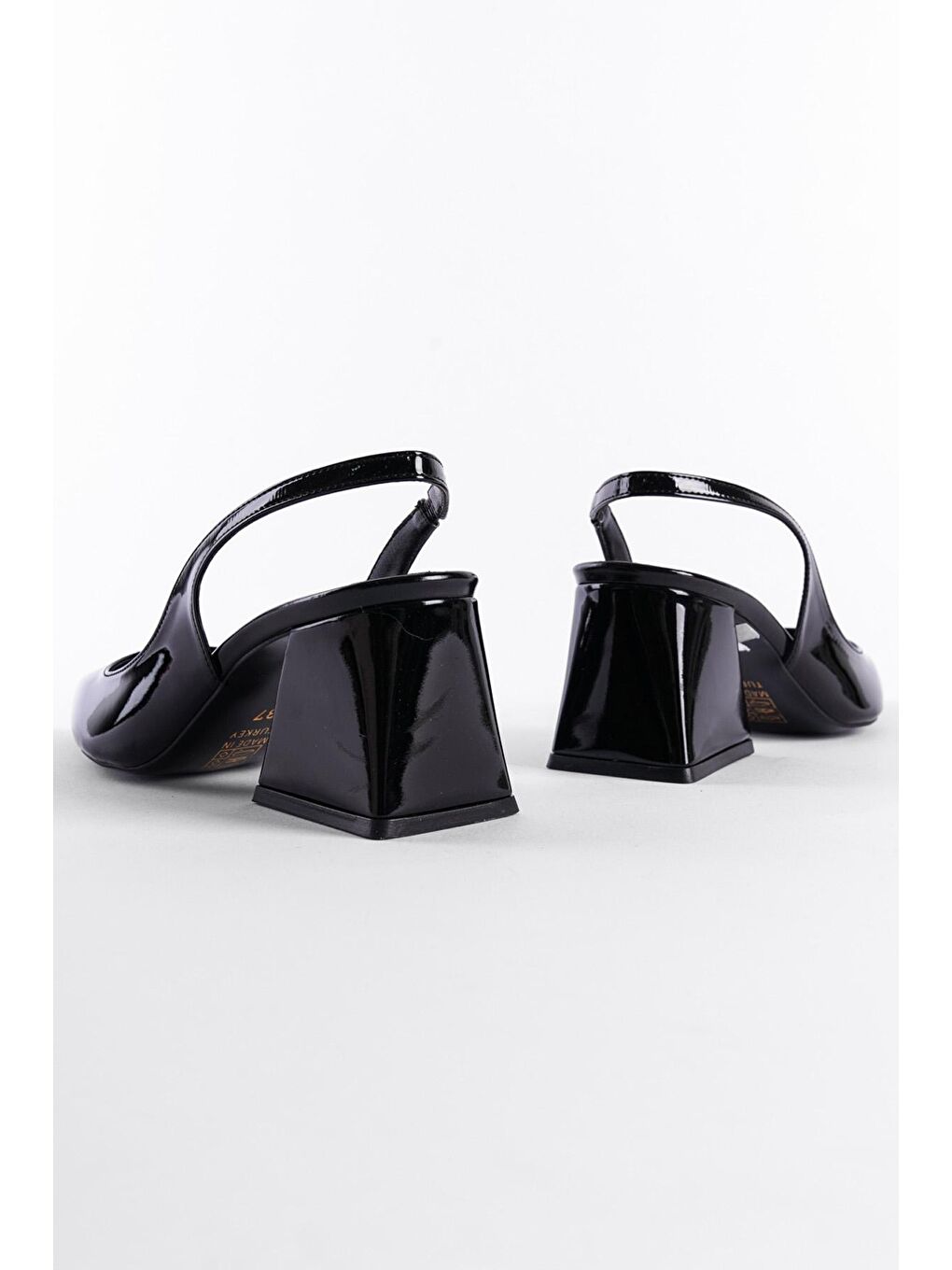 Siyah Arkası Açık Sivri Burunlu Orta Topuklu  Rugan Kadın Ayakkabı-2