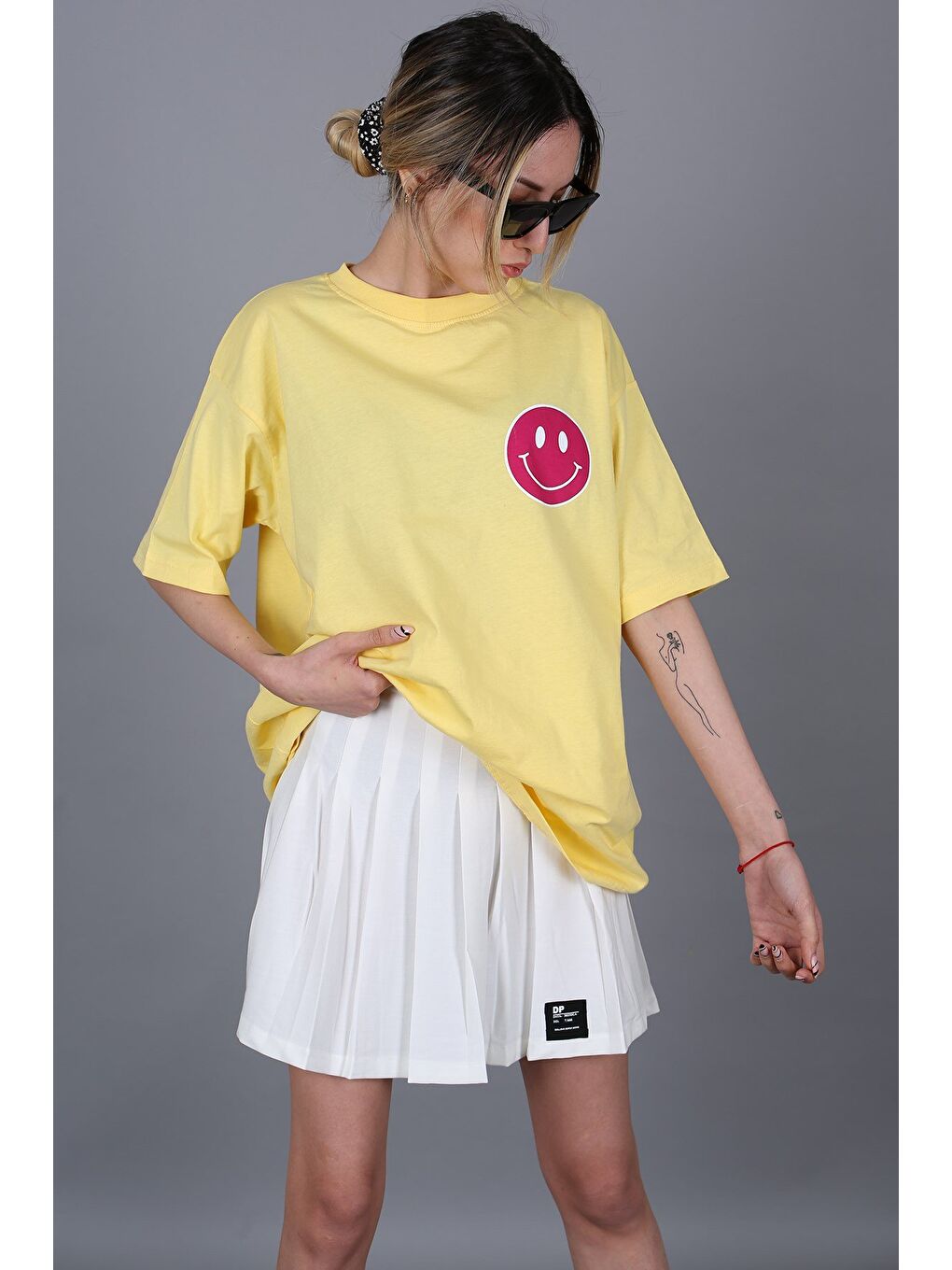 Sarı Arka Baskılı Oversize Yuvarlak Yaka Kadın Tişört-4