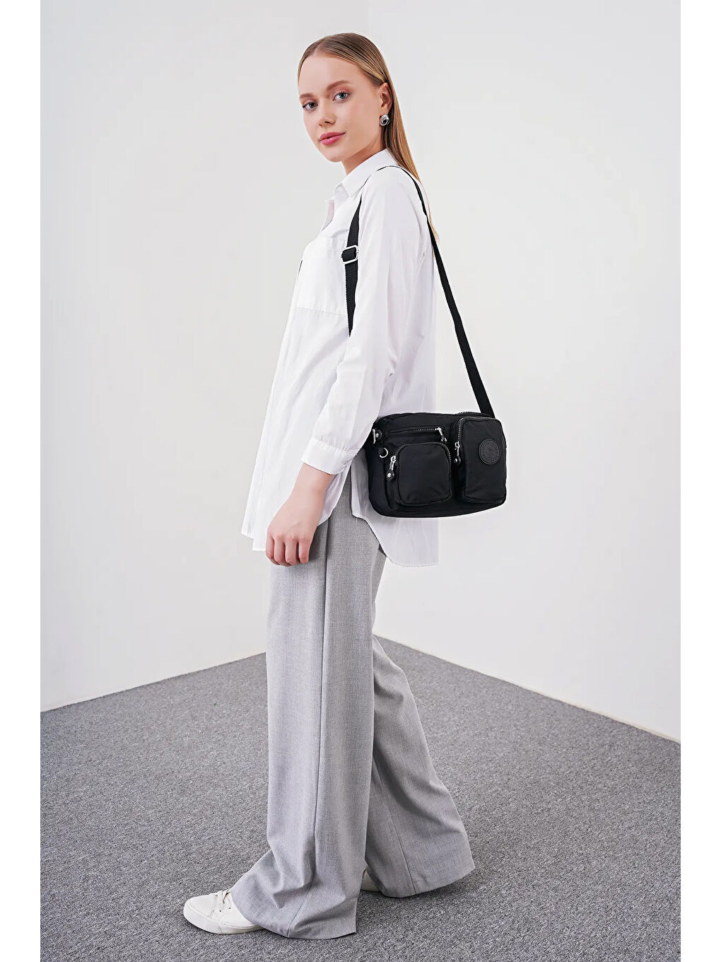 Siyah Çok Gözlü Çapraz Askılı Kadın Çanta BHPC6005