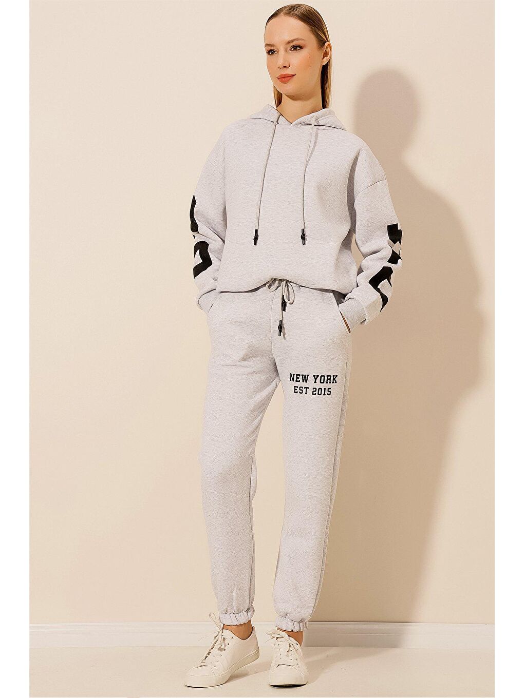 Gri Üç İplik Arkası Kollar Baskılı TAKIM